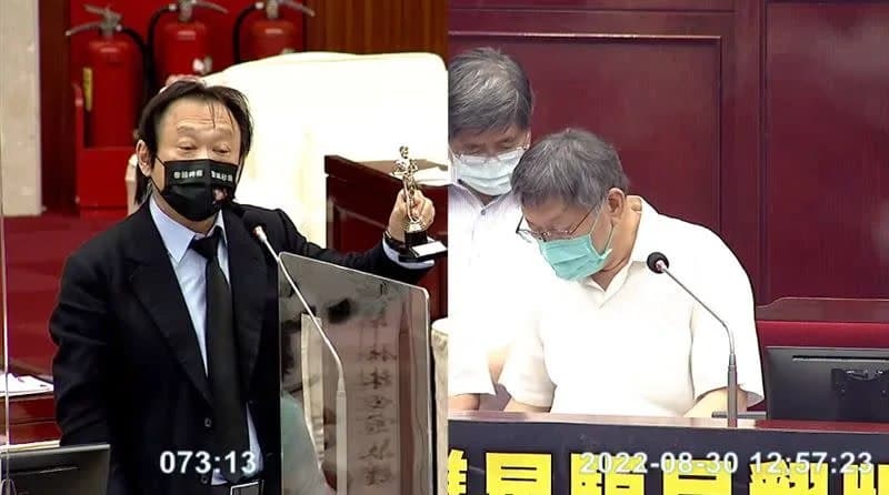 王世堅(左)今最後一次對柯文哲(右)進行總質詢,也不忘送上大禮。(翻攝自王世堅臉書)