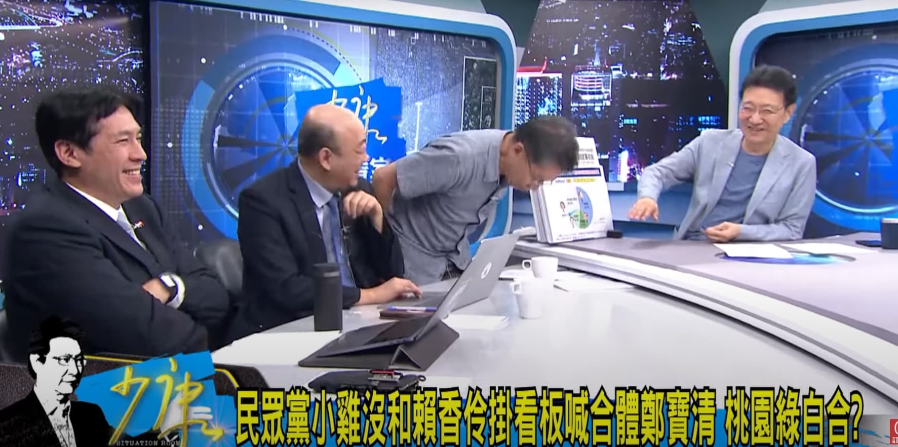 對於鄭寶清宣布參選桃園市長，沈富雄昨天在節目上以90度鞠躬道歉。（翻攝自少康戰情室YT頻道）