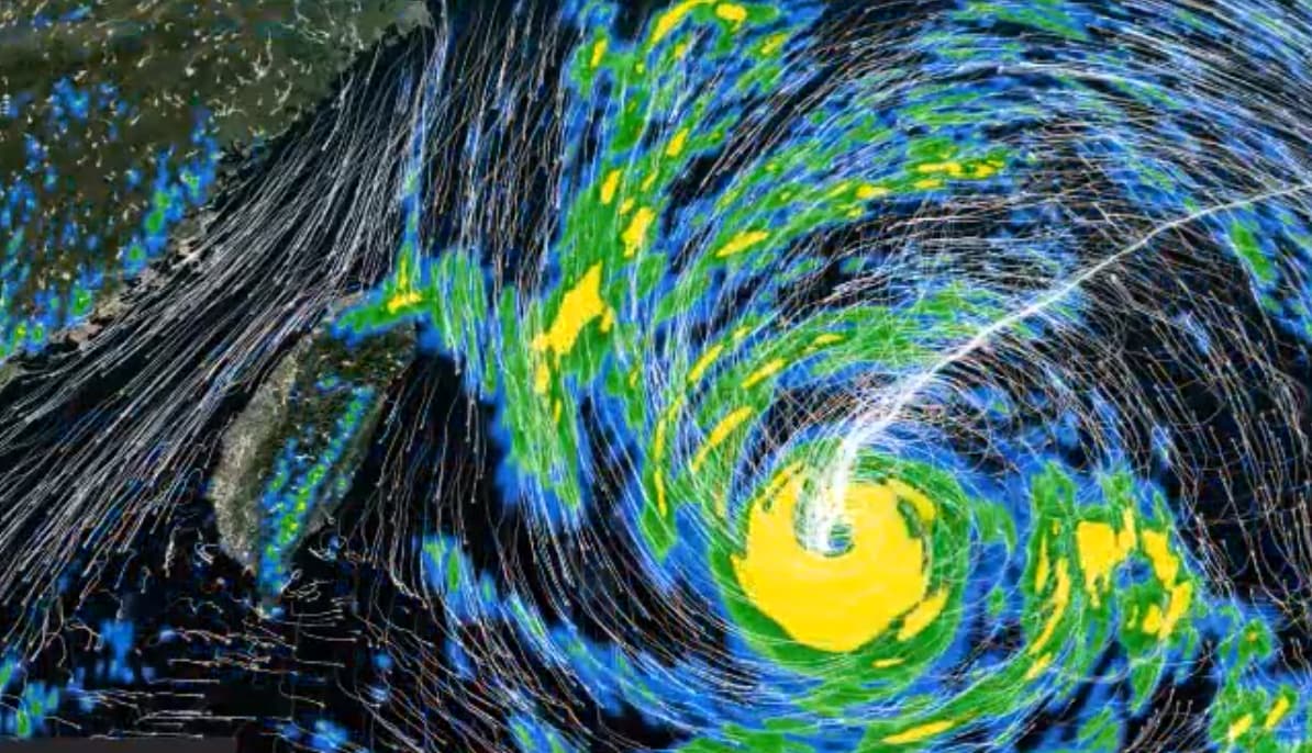 台灣雲雨明日下午預測情形。（翻攝自彭啟明臉書）