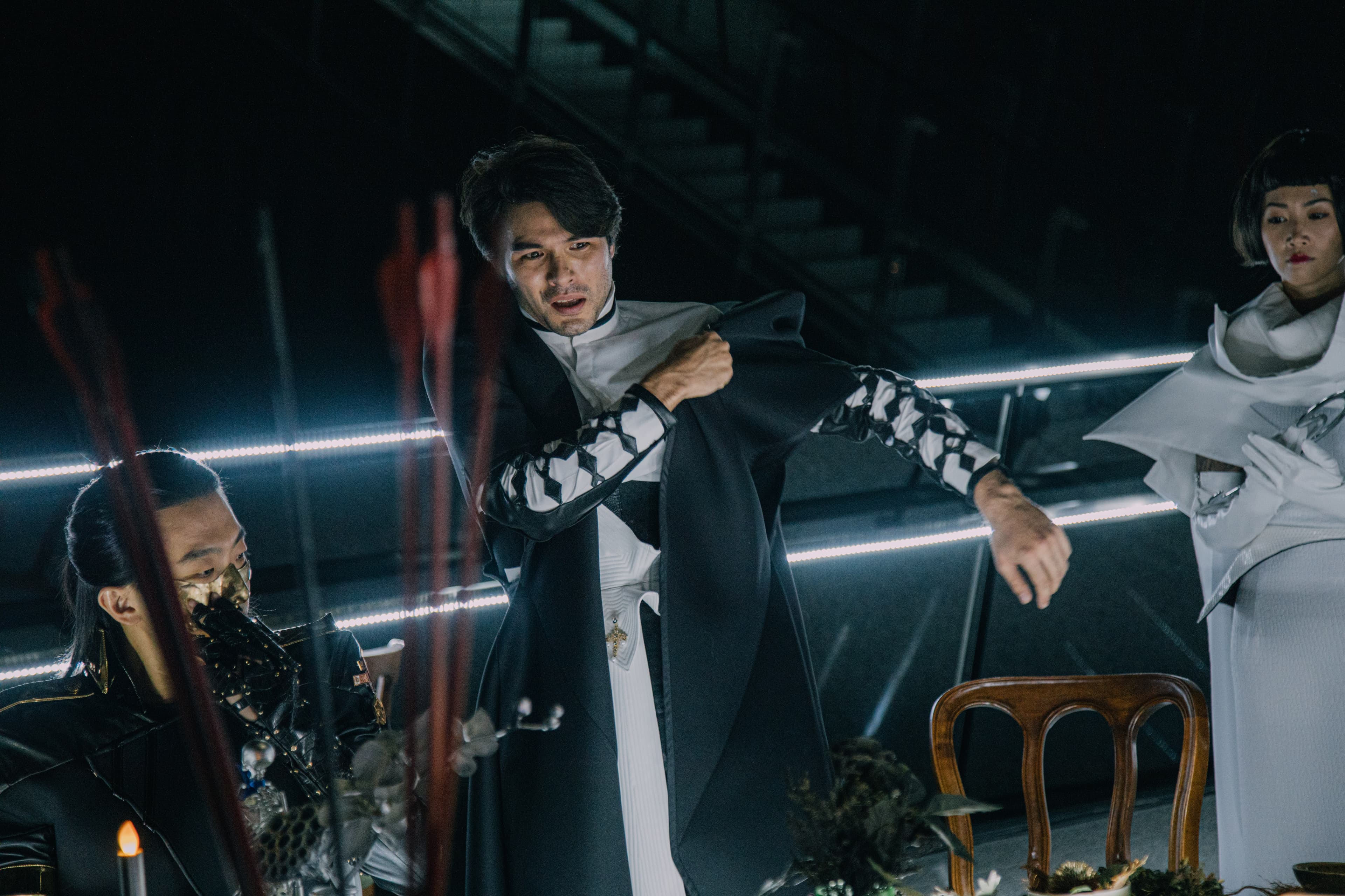Alex為電影設計了12套造型,光是鳳小岳的手套,就花上112小時製作。(Alexander King Chen 提供)