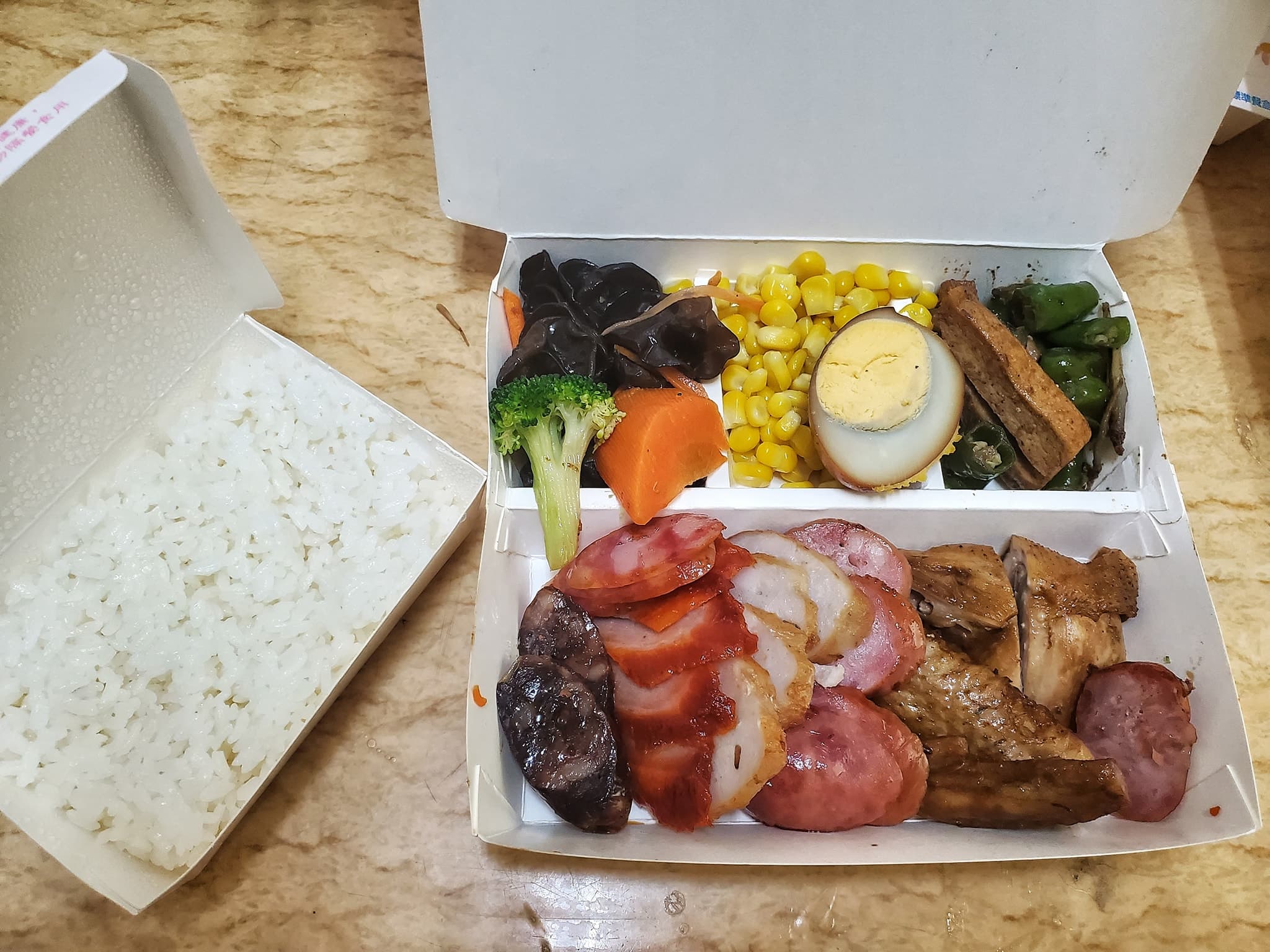 有人在臉書社團曬出100元的「綜合飯」,可見2個便當盒都塞滿飯菜,讓許多網友紛紛跪求地址。(翻攝自爆廢公社公開版)