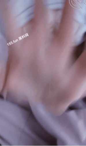 少女奮力掙扎,仍敵不過哥哥的蠻力。(翻自微博)