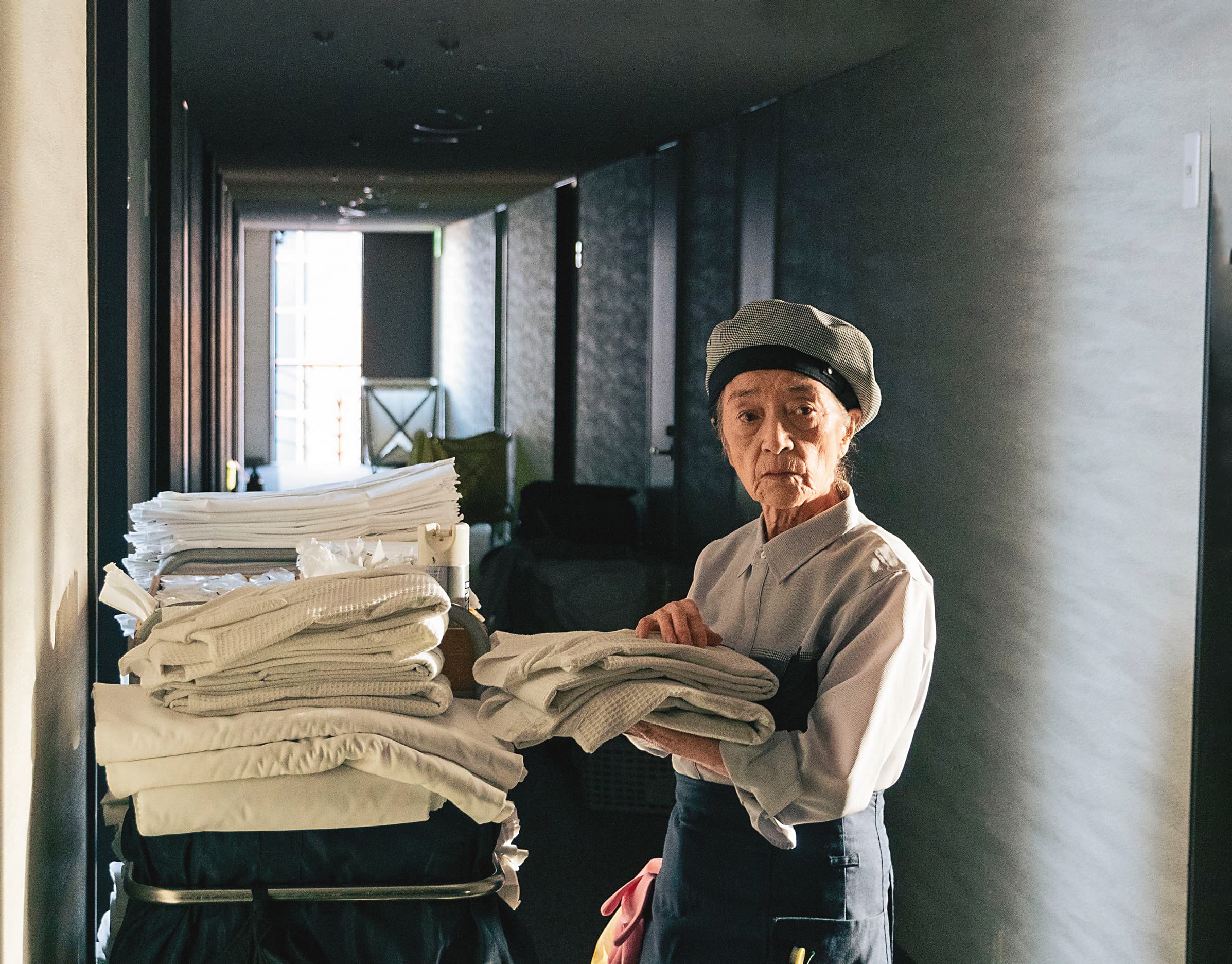 倍賞千惠子飾演靠自己打工生活的78歲獨居老人,卻因年齡遭公司資遣。(天馬行空提供)