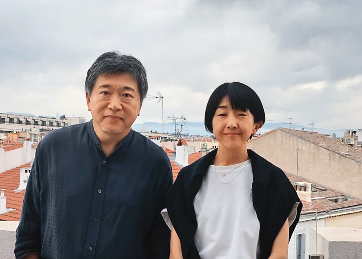 《嬰兒轉運站》導演是枝裕和(左)與早川千繪(右)在坎城影展互相欣賞作品,發現2部電影都提到相同的社會議題。(翻攝自是枝裕和Twitter)