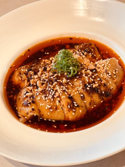 一直不明白,做粵菜的餐廳,為什麼「口水雞」也做得那麼好?!
