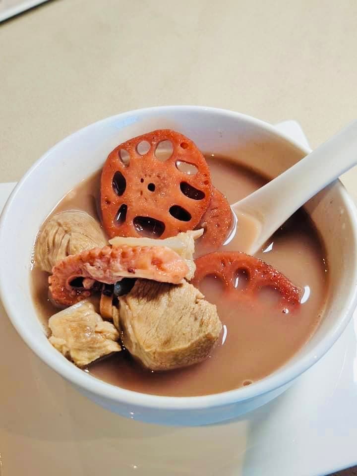 入秋適合喝煲湯養生,今天的煲湯有蓮藕、小排、魷魚,赤小豆在湯裡化於無形。