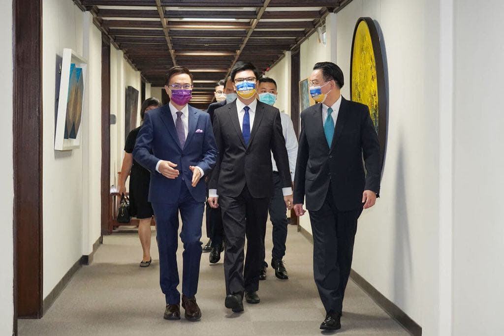 外交部長吳釗燮(右)頒贈貿協基輔台貿中心主任徐裕軒睦誼外交獎章,黃志芳(左)也出席贈勳儀式。(外交部提供)