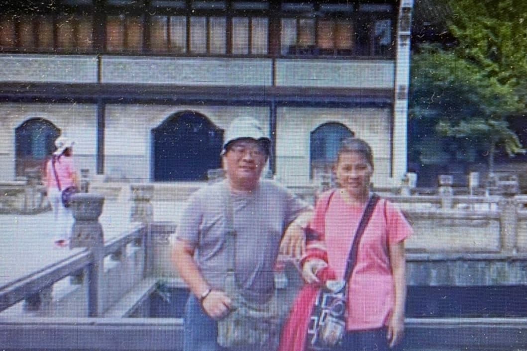 吳國鈞(左)與妻子張美玲(右)白手起家創呷品香,3年前吳國鈞因癌症不幸早逝。(吳玲玲提供)