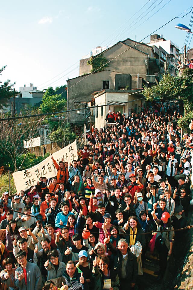 淡水「重建街保存運動」(圖)是森森sen創作靈感來源,在〈阮若打開心內的門窗〉故事中特別重現「530站滿重建街」畫面。(翻攝自新北市文化局「典藏新北學」)