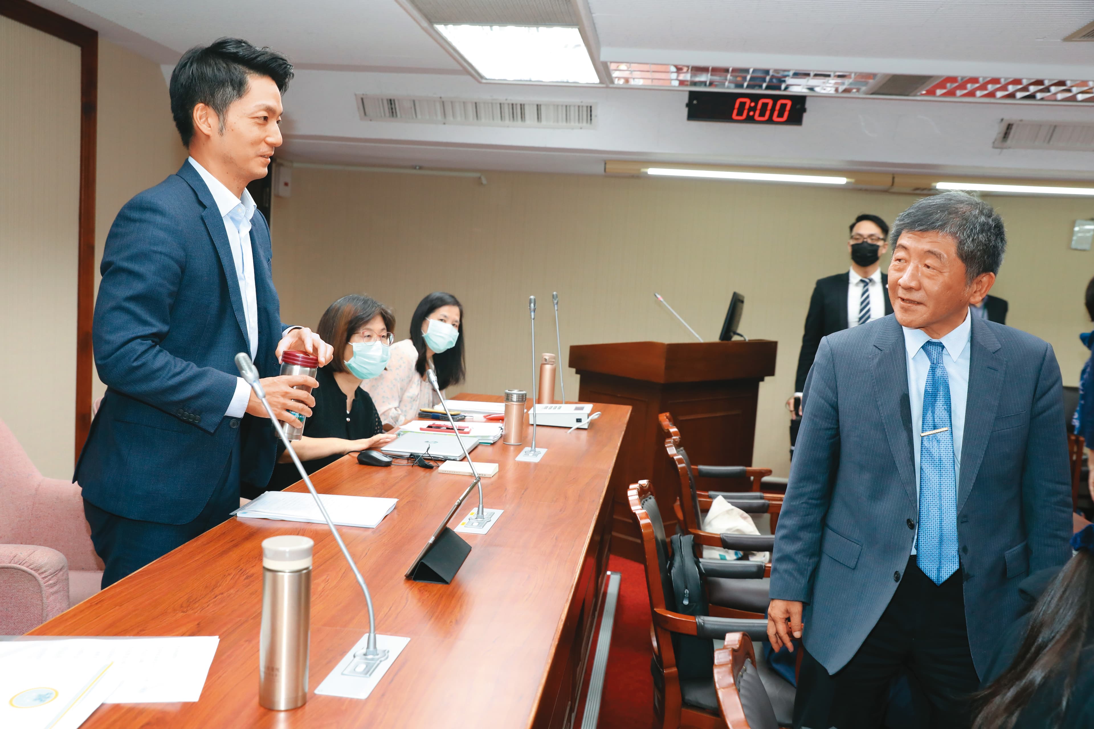 黃珊珊向蔣萬安(左)、陳時中(右)下戰帖週週辯論,更直批對手「整天搞棄保就是沒有出息」。