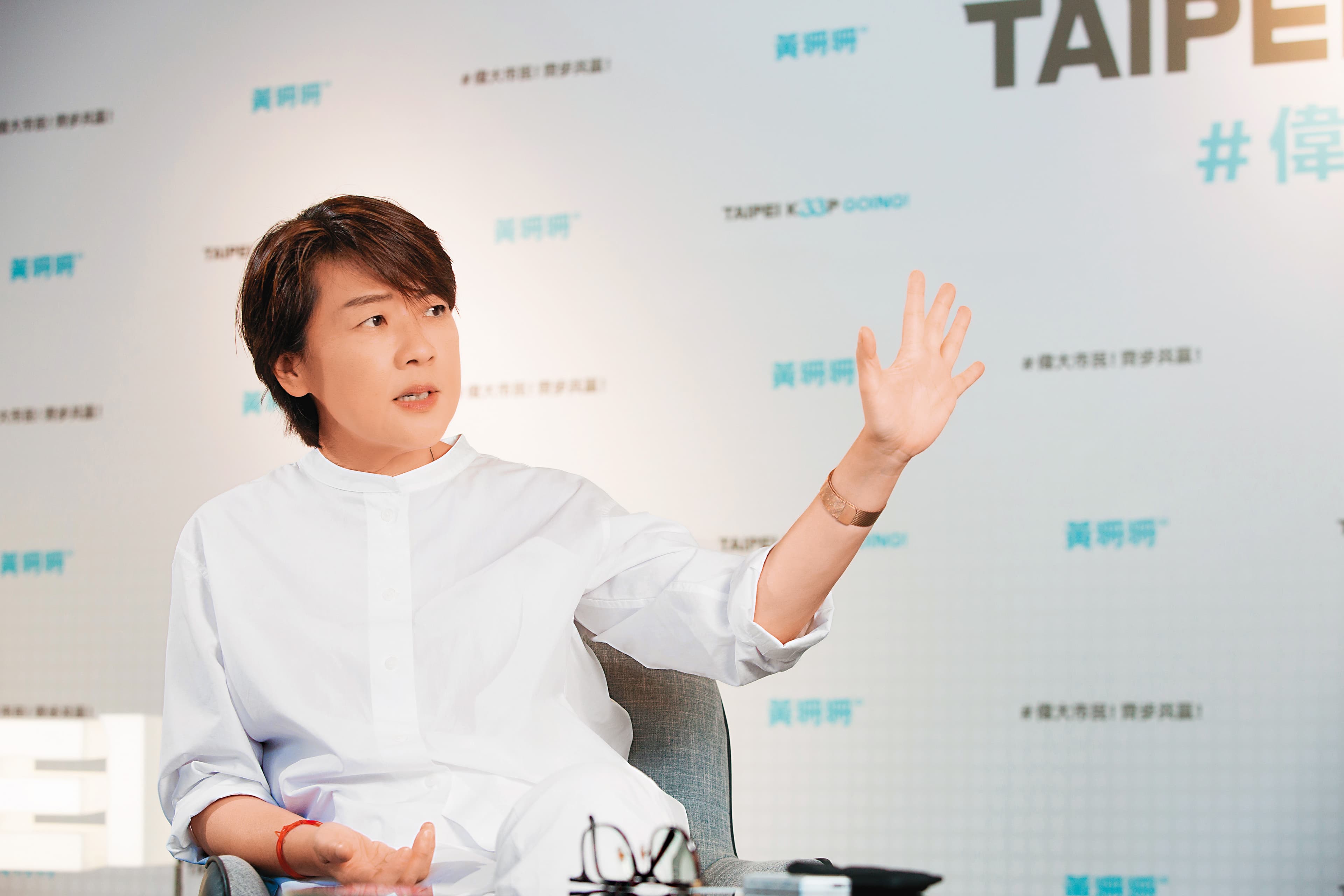 黃珊珊叫陣蔣萬安、陳時中說,投給她一是立刻上手、無縫接軌;二是乾淨清廉,「請講一個投給你們的理由!」