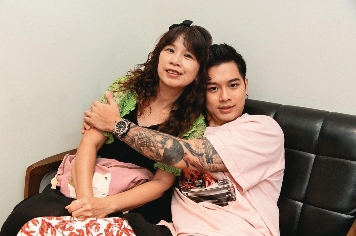 高爾宣與媽媽(左)感情好,她曾擔心兒子事業不順遂,母子倆還為此落淚。(翻攝自高爾宣IG)
