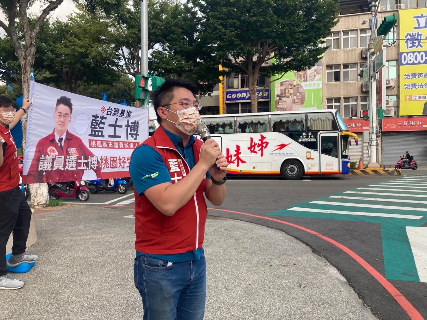 桃市議員參選人藍士博表示,他尊重鄭寶清參選到底的決定,但他的發文也是依據事實。(翻攝自藍士博臉書)