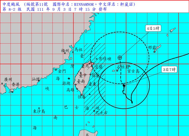 氣象局今（3日）上午持續發布中颱軒嵐諾海上、陸上颱風警報，目前在鵝鑾鼻東北東方海面向北移動，警戒範圍包含宜蘭、新北及基隆，軒嵐諾正逐步再盤整，暴風圈有擴大之勢。（翻攝自氣象局官網）