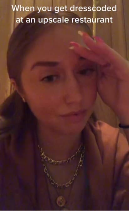 女子長相亮麗,被要求遮蓋暴露的服裝後,自拍影片紀錄這尷尬的一刻。(翻攝抖音影片@slayraslaye)