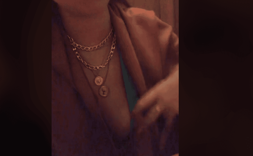 女子肩披羊毛圍巾,遮住胸前呼之欲出的渾圓嫩胸。(翻攝抖音影片@slayraslaye)