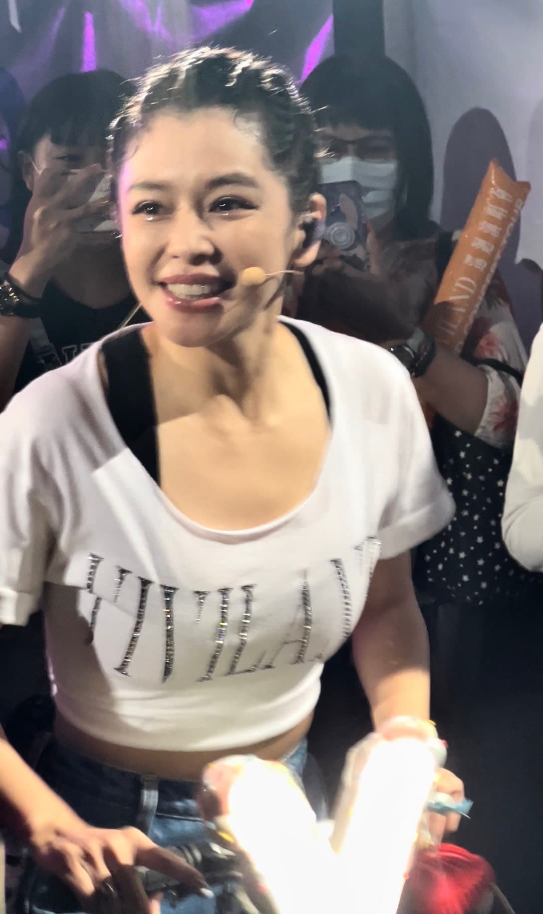 徐若瑄在安可曲更是邊唱著〈不敗的戀人〉邊騎著滑板車到舞台下繞全場