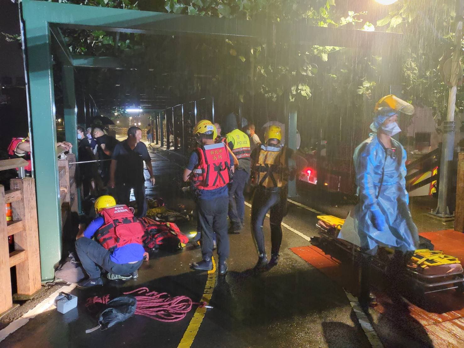 警消到場準備救援。(警方提供)