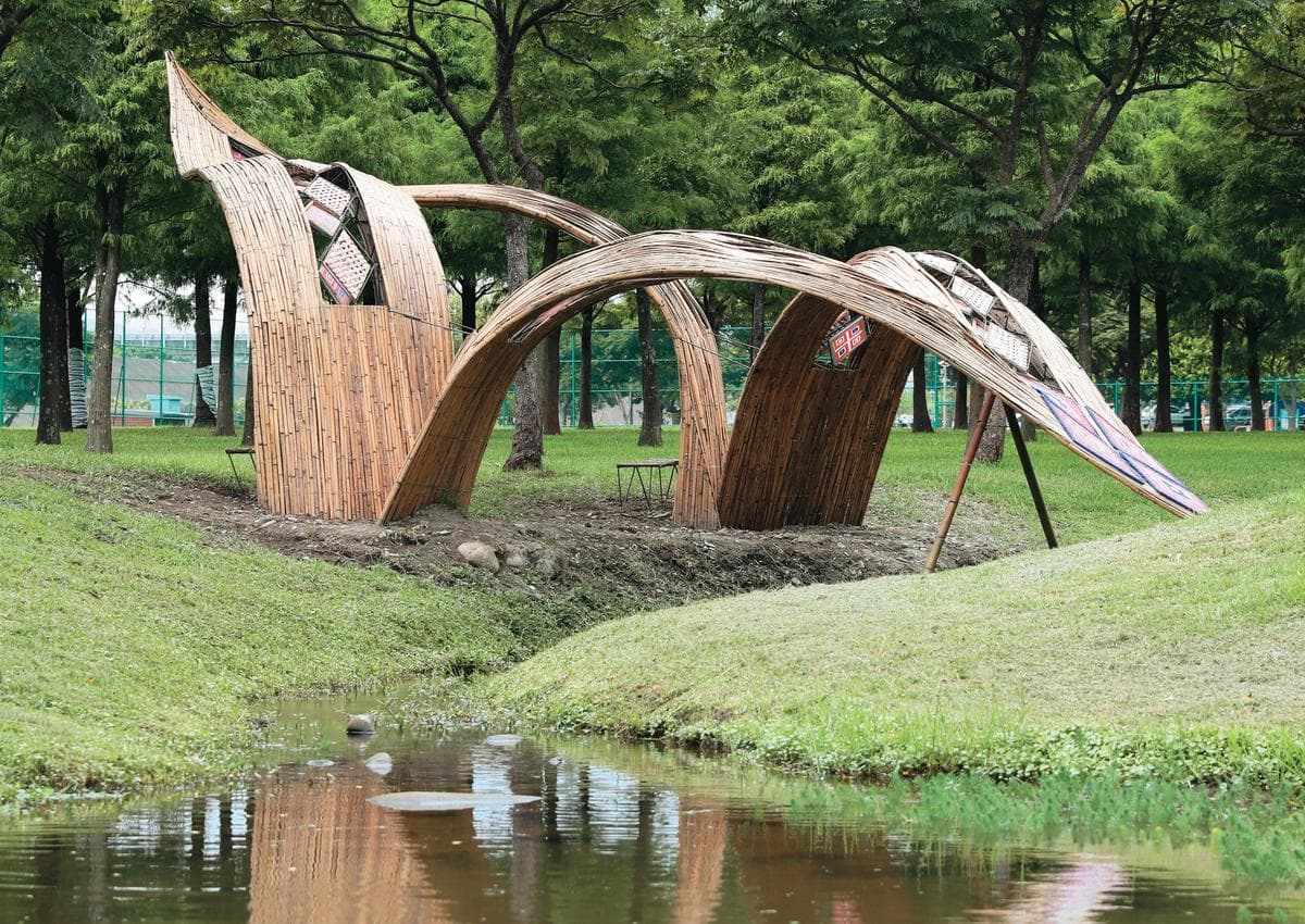 作品《日光之下》有如河川流水正在律動。