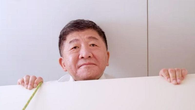 陳時中拍攝影片中,模仿「陳菊.jpg」的哏圖,結過卻被外界認為是類似「偷窺」的情境。(陳時中辦公室提供)