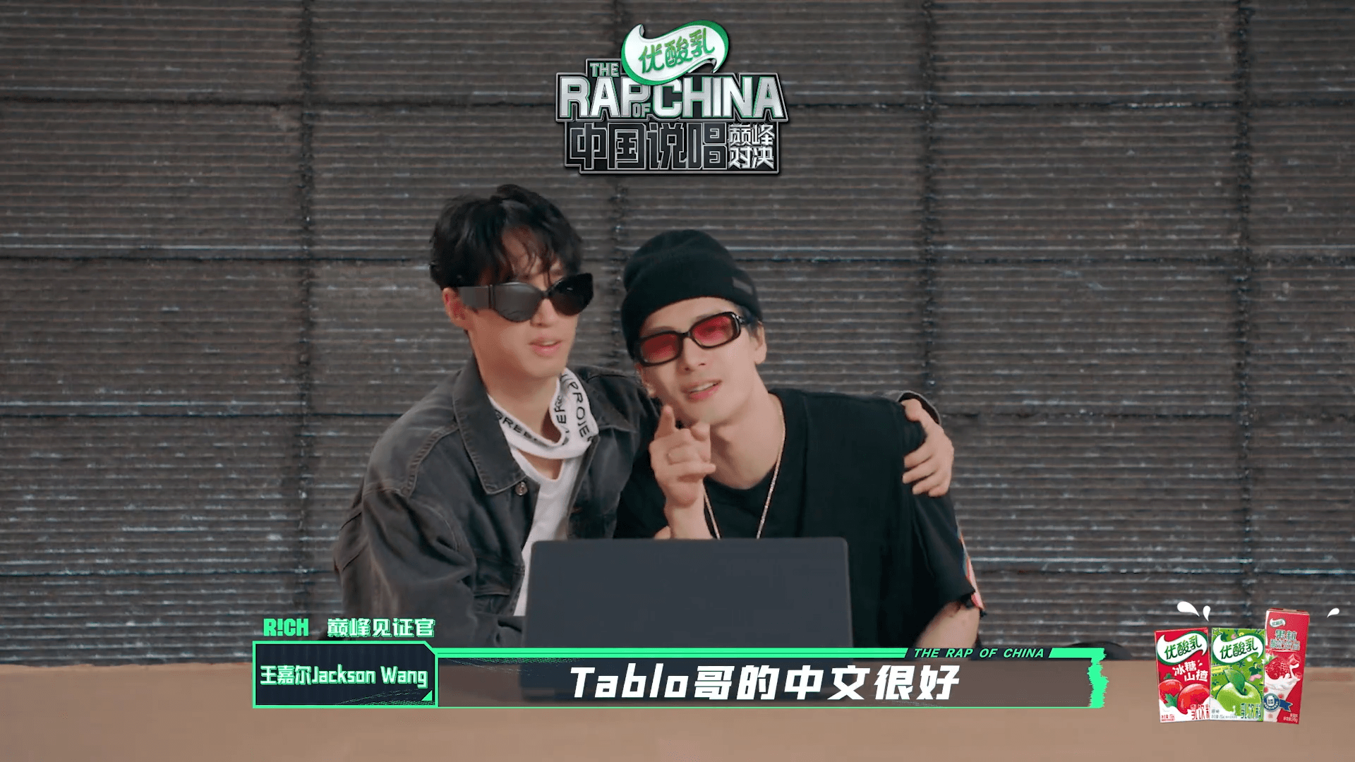 王嘉爾(右)與Tablo(左)驚喜現身《中國說唱巔峰對決》為節目助陣。(愛奇藝國際站提供)