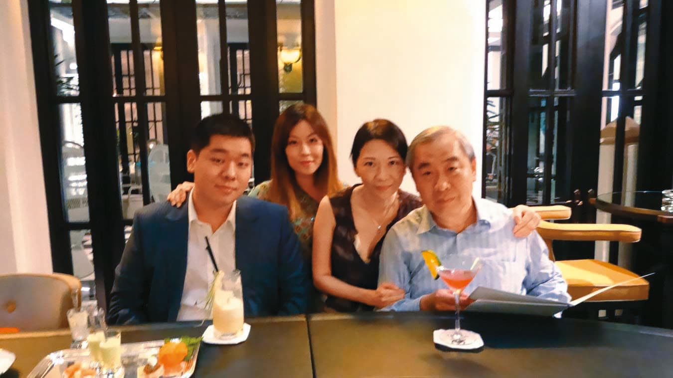 誠研前董座黃健華(右1)因病辭世,把公司交棒給女兒黃茯(左2),右2為殷非凡。(誠研提供)