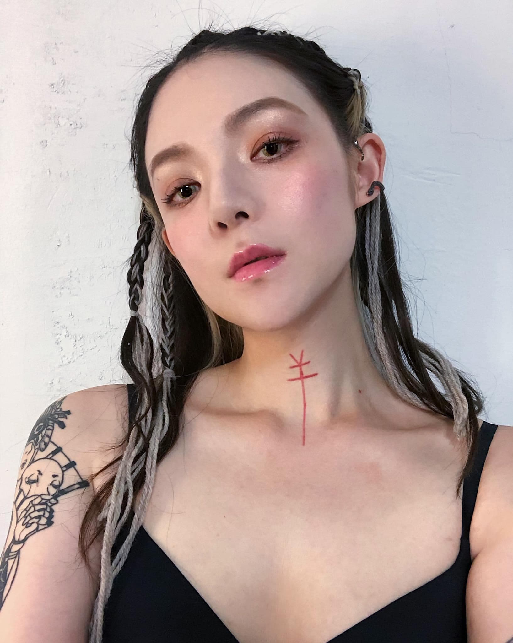 媽媽譚艾珍演出過無數逗趣的甘草角色,歐陽靖的性格卻很酷,她曾為電影設計造型入圍金馬獎,還當過照片沖印師。(翻攝自歐陽靖臉書)