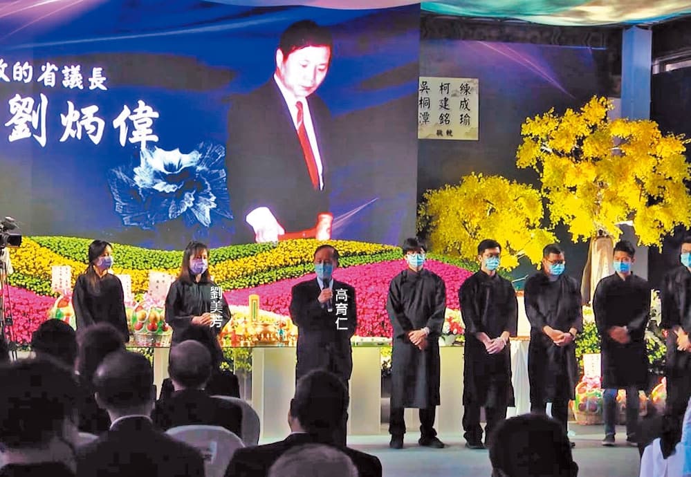 國民黨主席朱立倫的岳父高育仁出席劉炳偉告別式,並受邀致詞。(讀者提供)