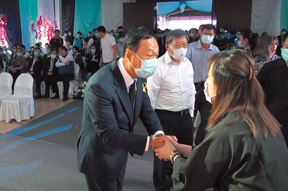 劉炳偉的告別式冠蓋雲集,鴻海創辦人郭台銘也親自出席向劉美芳致意。(讀者提供)