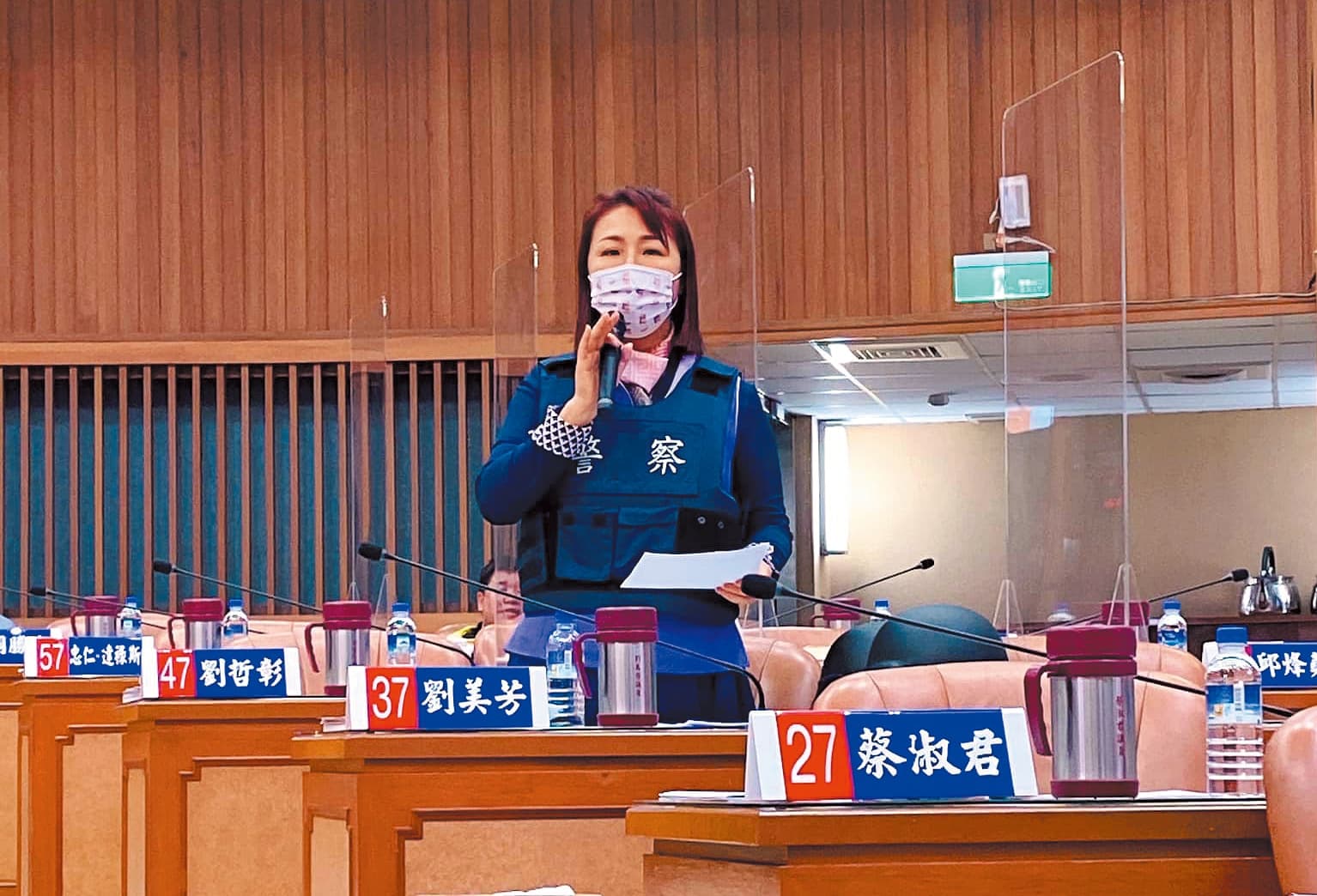 新北市議員劉美芳曾穿防彈背心在議會質詢,沒想到她私下也遭黑衣人恐嚇。(翻攝劉美芳臉書)