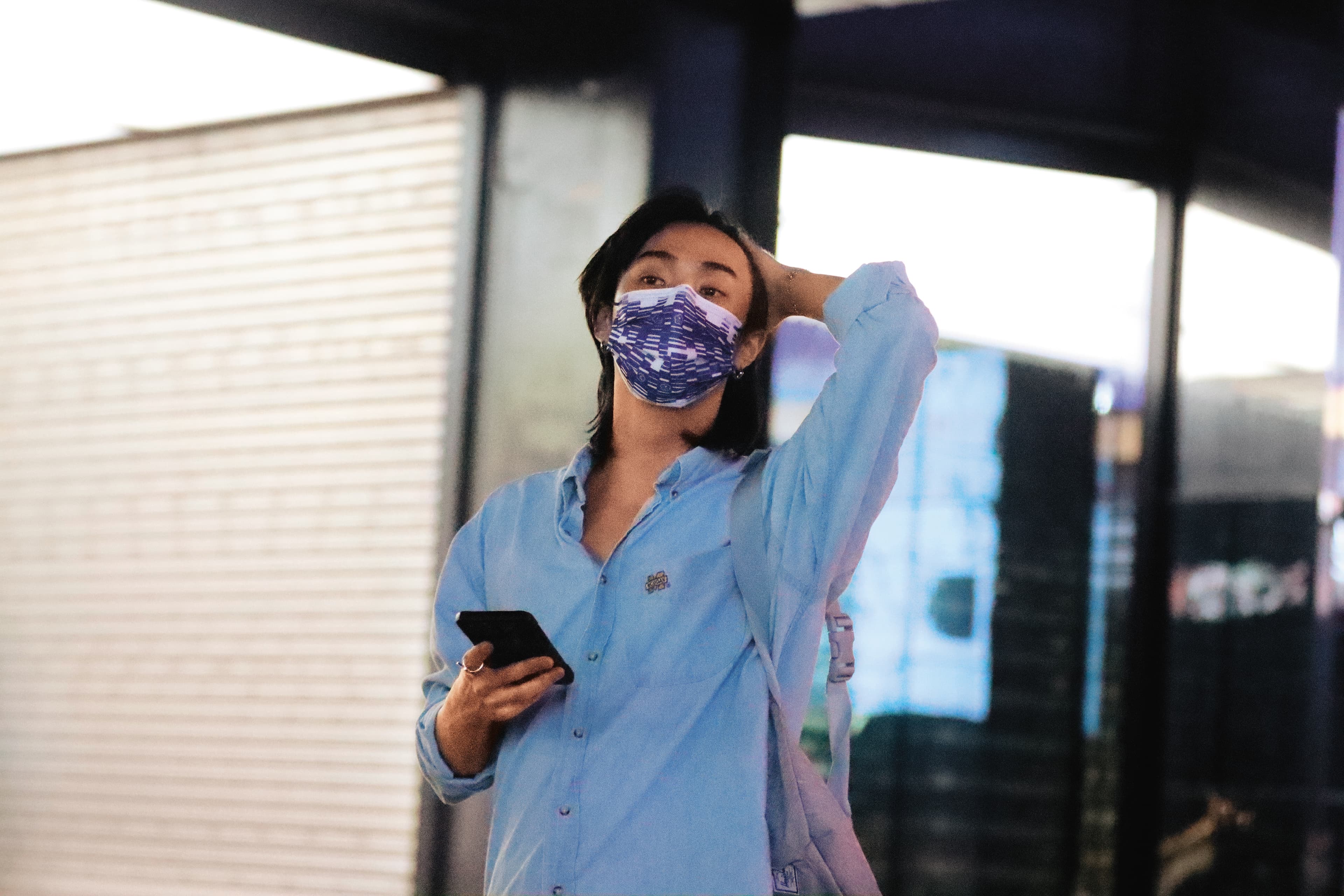 等車期間，庾恩利不時撥動秀髮，後腦勺的頭髮都被他撩了一遍。