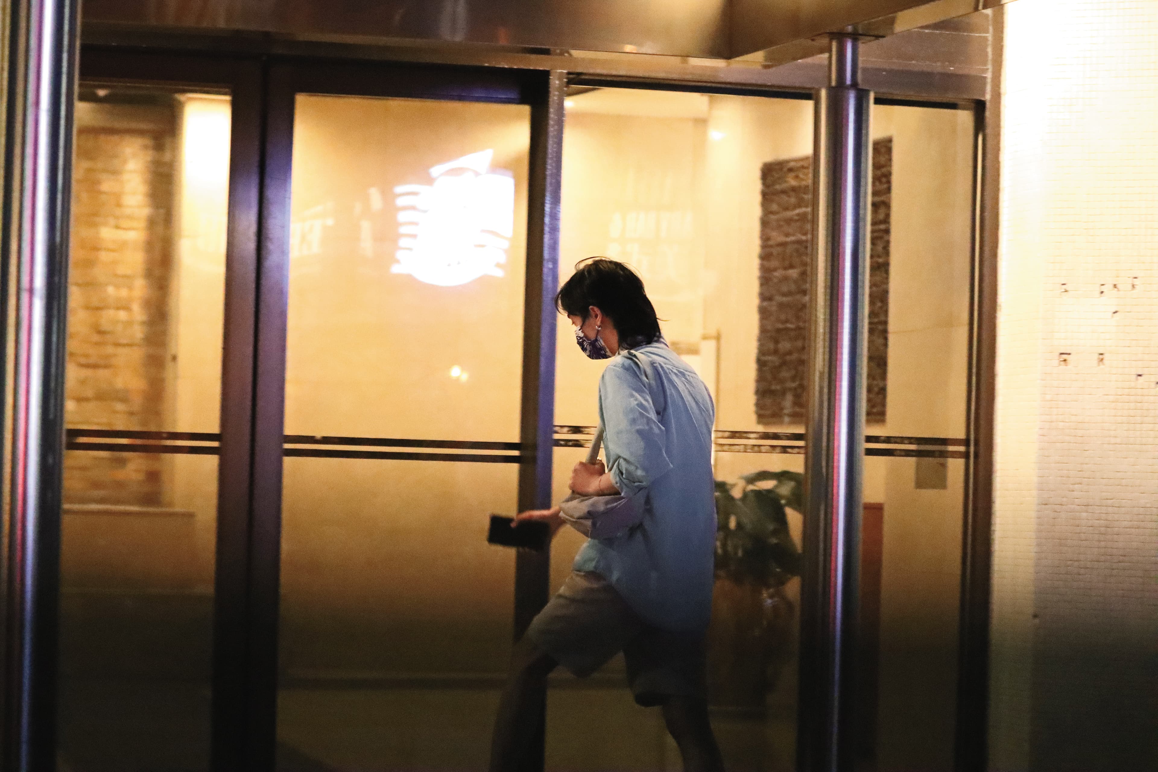 22：06，回來台灣，庾恩利沒跟爸爸和繼母及兩個同父異母弟妹同住，而是回到奶奶家。