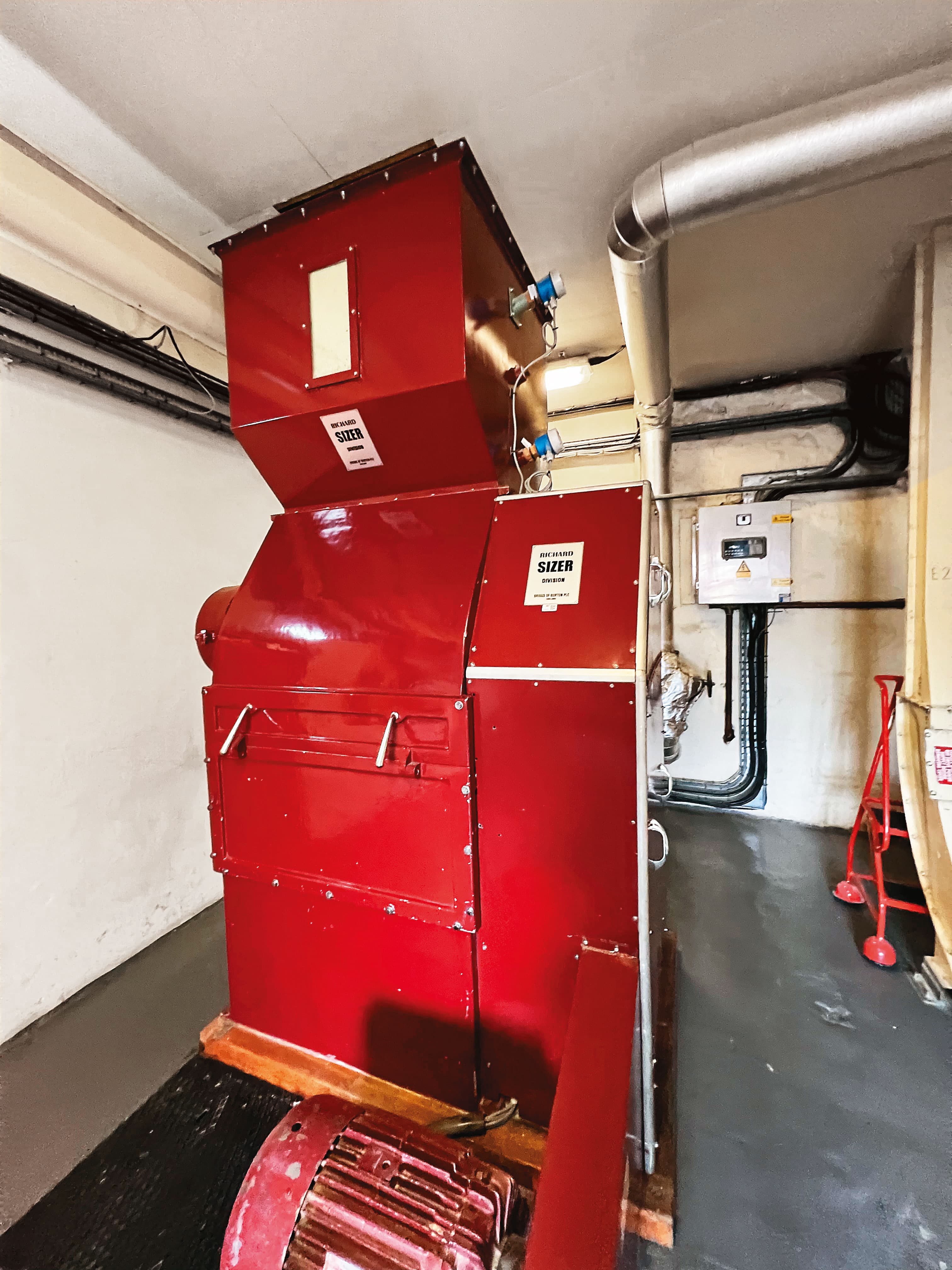 24小時工作的棗紅色磨麥機,跟集團其他酒廠一樣採用Porteus,製造公司早就不復存在,現今透過Ronnie Lee接班人持續維修。