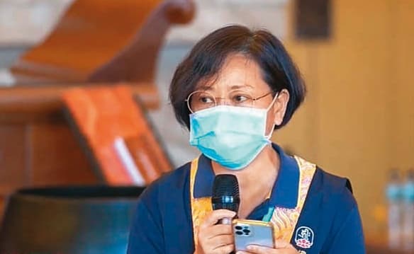 海濤弘法集團資產本來由集團執行長吳秀慧(圖)管理,她遭海濤解職後,自設佛教慈悲志業基金會管理集團,並對海濤創立的燃燈功德會等公益團體提告。(翻攝生命電視台臉書)