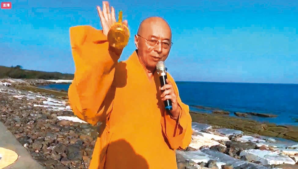 海濤法師退出自己創立的海濤弘法集團後,先是租公寓在網路直播講經,人也比在電視弘法時消瘦了許多。(翻攝寶焰自在YouTube)