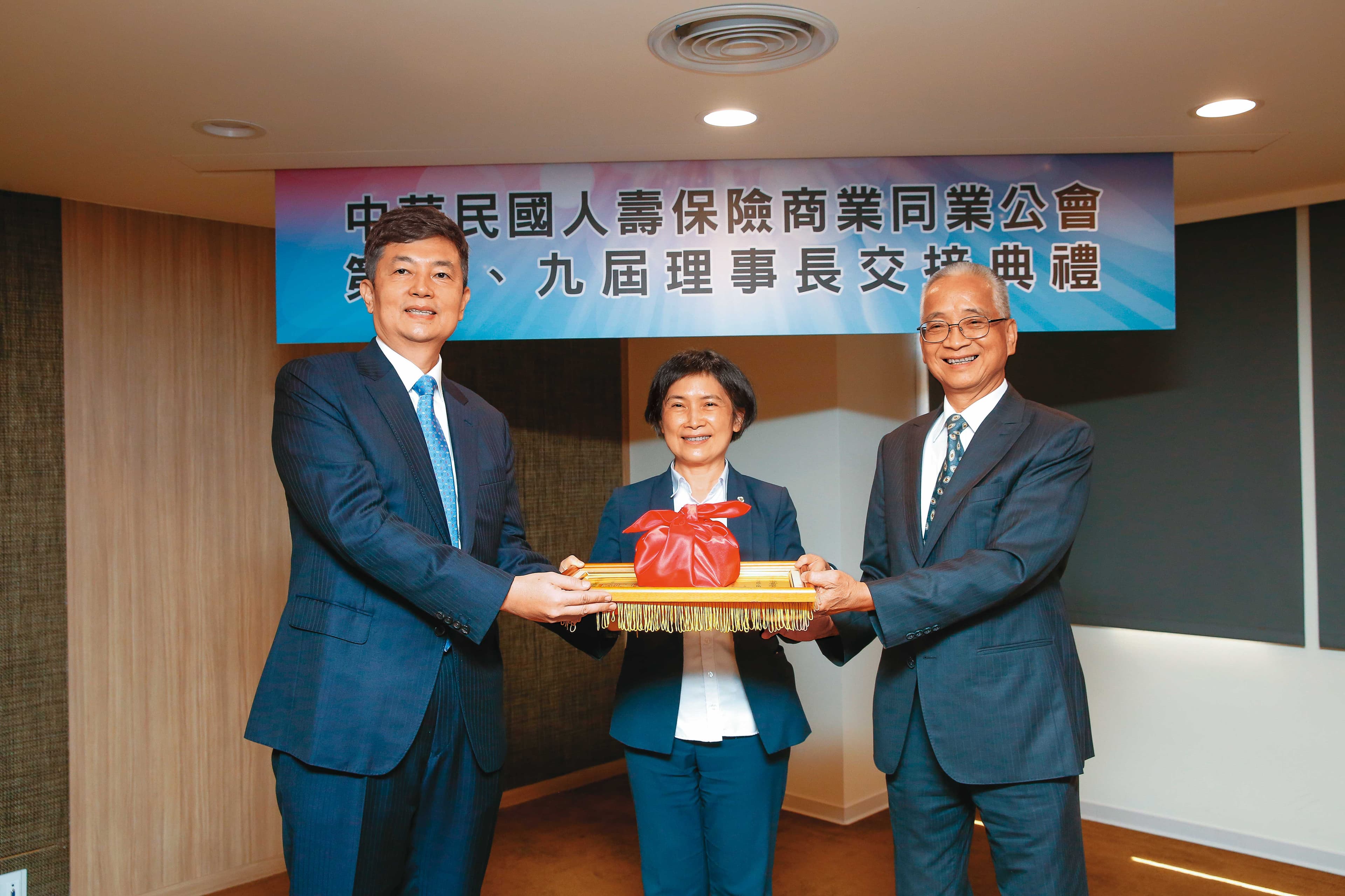 陳慧遊(左)接任理事長後,也由國壽董座黃調貴(右)任名譽理事長。