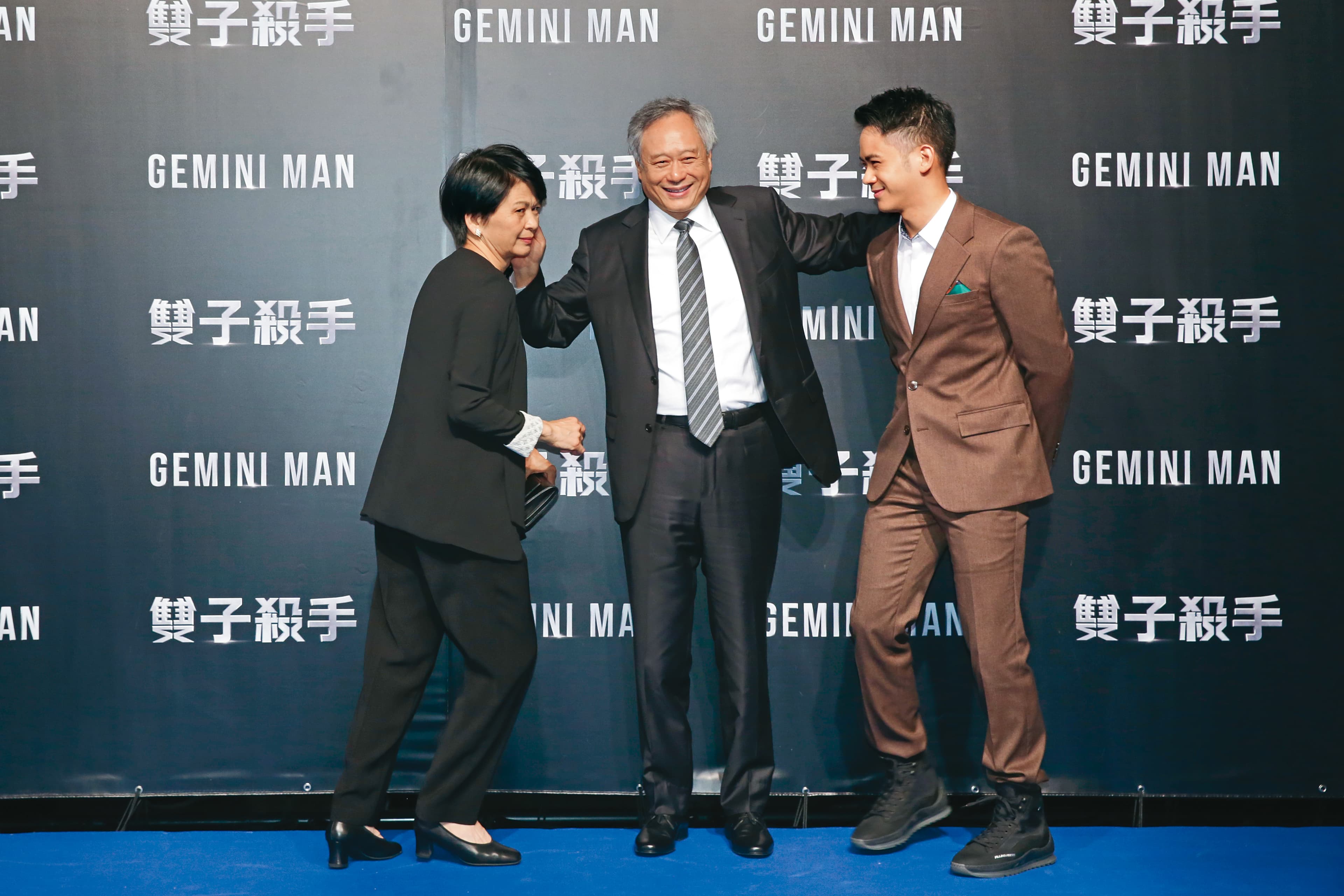 雖然活在爸爸李安(中)大名鼎鼎之下,李淳(右)表現出來相當不「靠爸」,而且希望自己演技獲得肯定。左為媽媽林惠嘉。