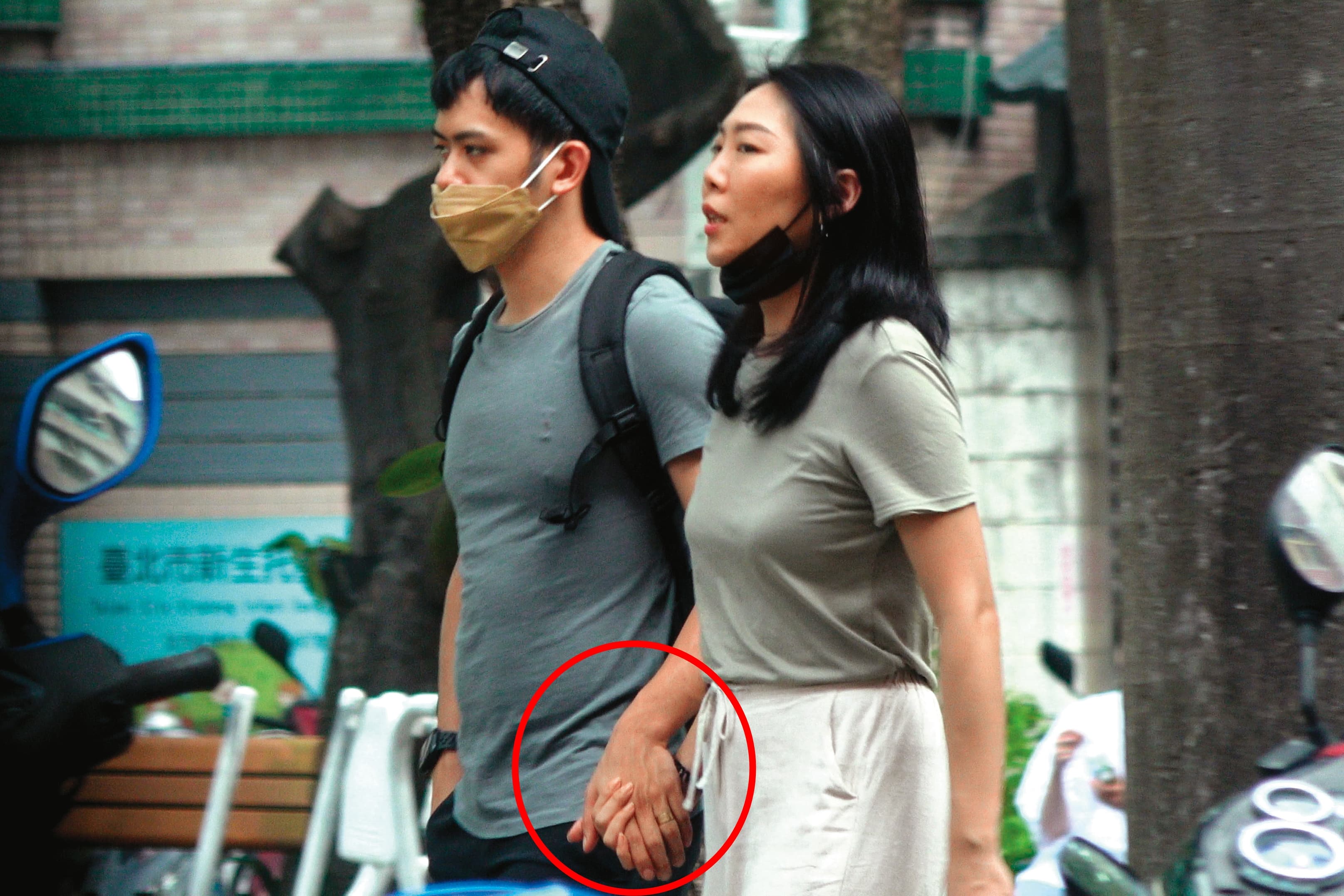 15:22,李淳經常與老婆手牽著手黏著走路,而且他的無名指上也出現了只戒指。