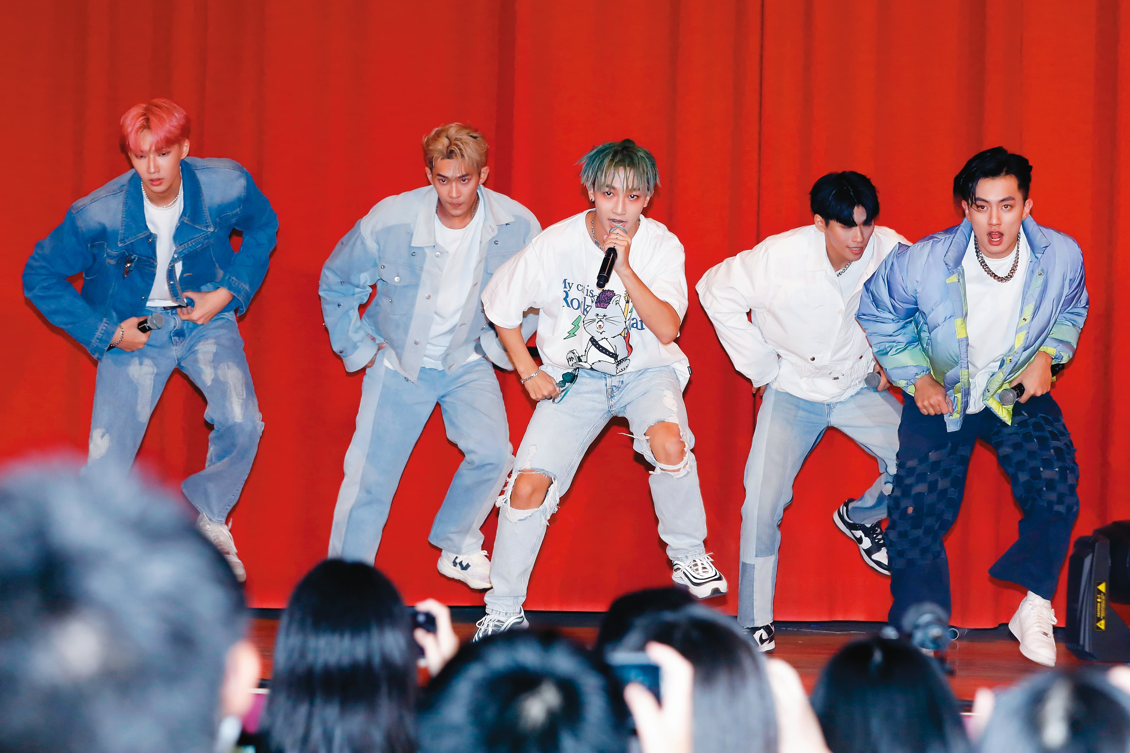天王星在松山高中新生開學週會上驚喜現身，演出2首動感舞曲。