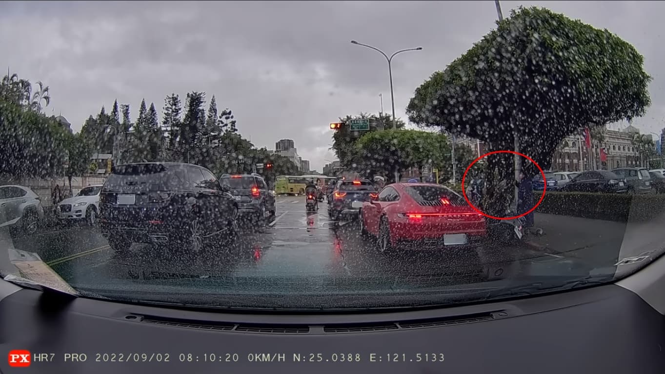 機車騎士遭門撞擊後,下車查看的是一名北一女學生。(翻攝自WoWtchout - 地圖型行車影像分享平台 YouTube)