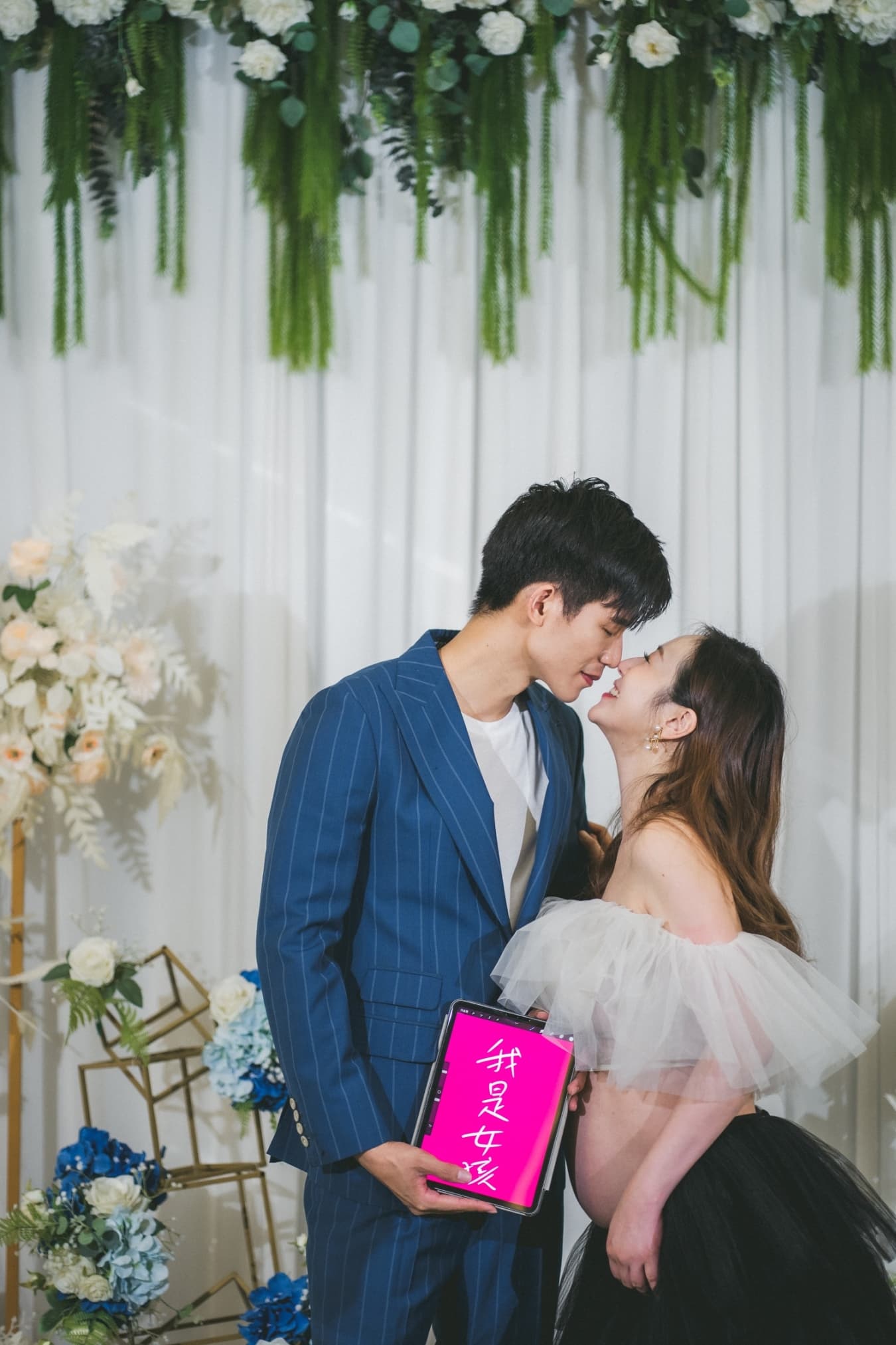 蔡允潔寶寶性別派對,好鄰居楊昇達、若綺夫婦到場祝賀。(Playground婚禮婚紗攝影提供)