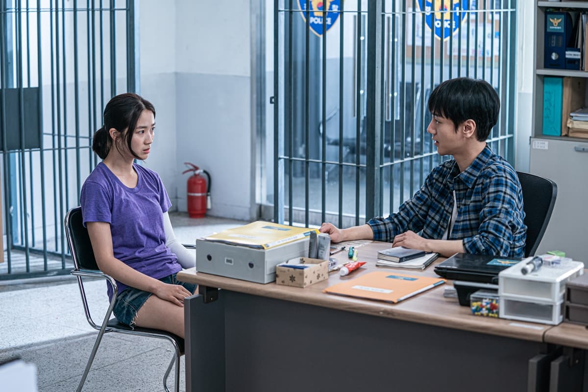 《推土機女孩》由金惠奫(左)主演,男團Super Junior成員藝聲(右)也睽違5年登大銀幕。(翻攝自Daum Movie)