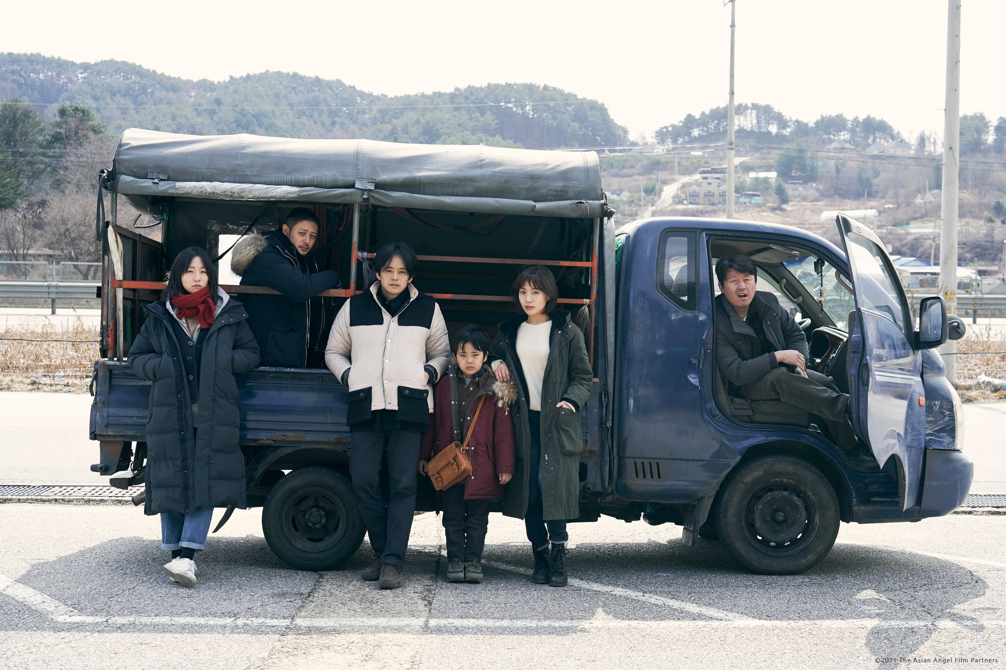 《天使情緣》集結日韓實力派演員飆戲,包含小田切讓(左2)、池松壯亮(左3)以及韓國影后崔嬉序(右2)。(高雄電影節提供)