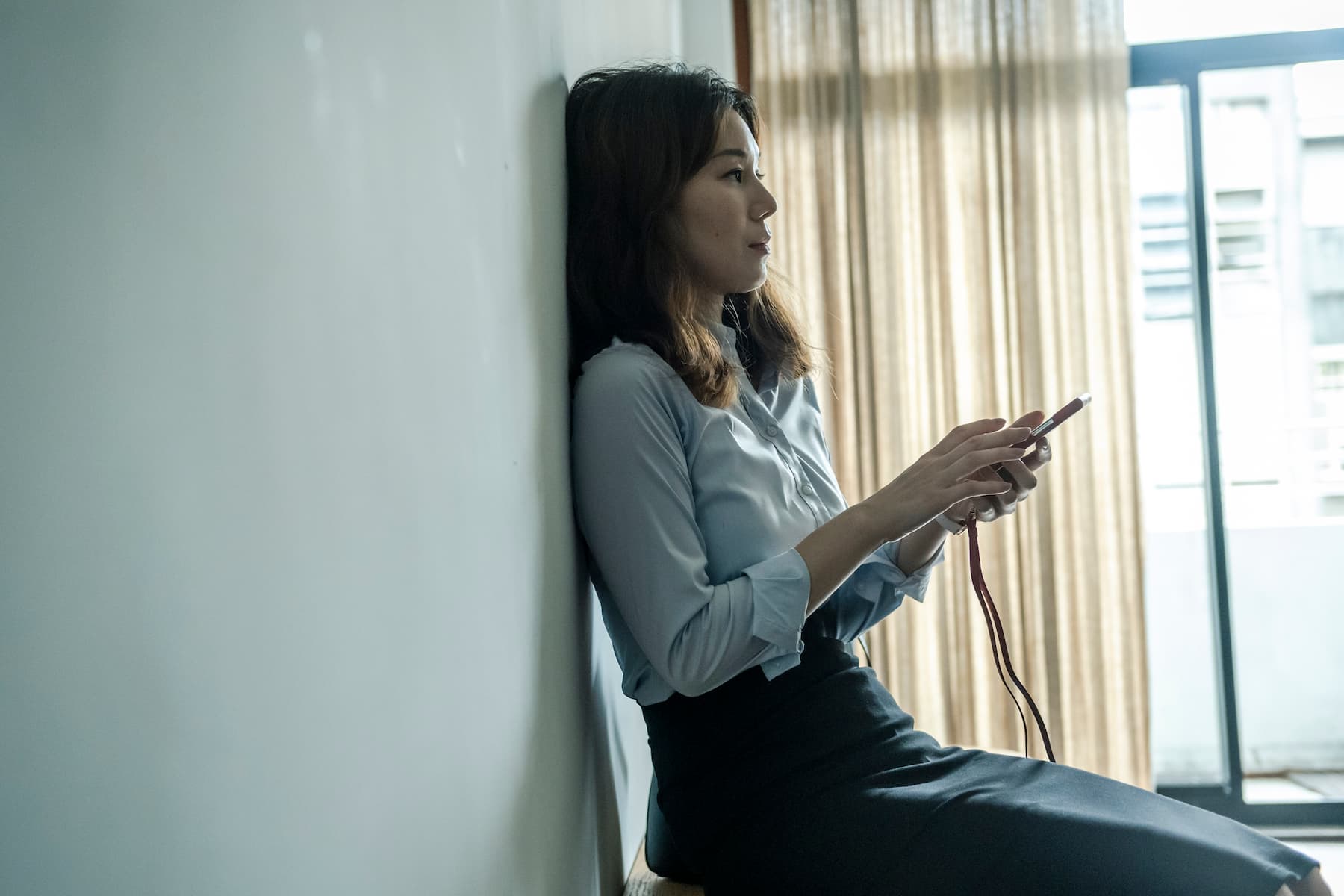 電視劇《村裡來了個暴走女外科》的爆紅護理長許乃涵，一改戲路，在片中扮演勇於體驗性愛的地方媽媽，一切理直氣壯。（奇葩娛樂提供）