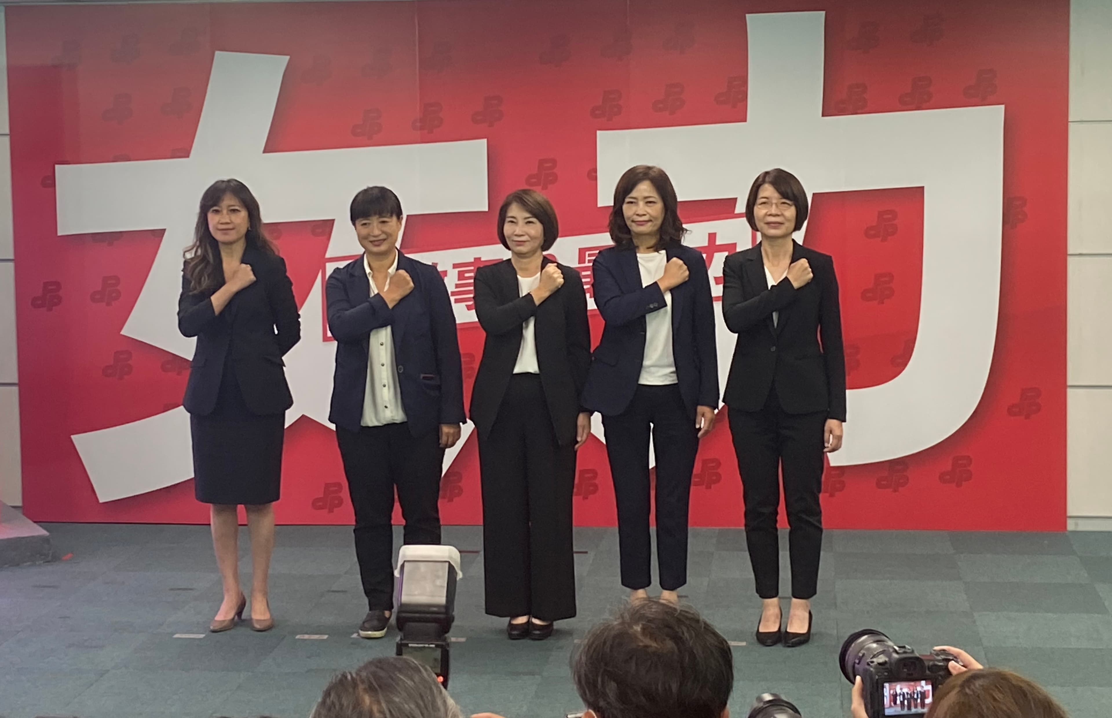 民進黨「女力會做事」記者會，女性首長候選人同台造勢。左起Kolas Yotaka、蔡培慧、周春米、沈慧虹、黃秀芳。
