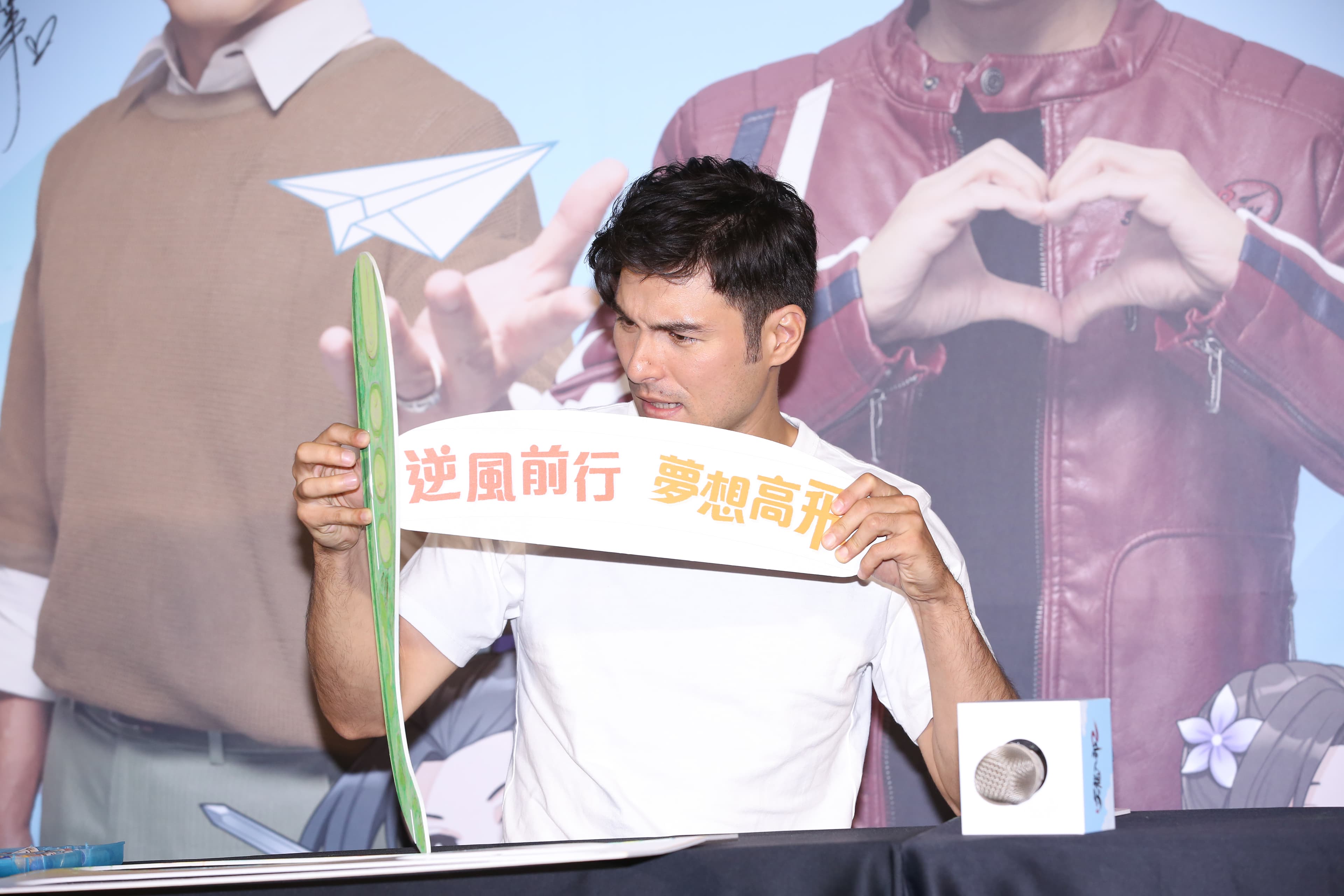 與2名遲緩兒童一起拚裝彩繪飛機的鳳小岳，手腳似乎不夠俐落，2位小朋友都拚完了，剩他還在努力。
