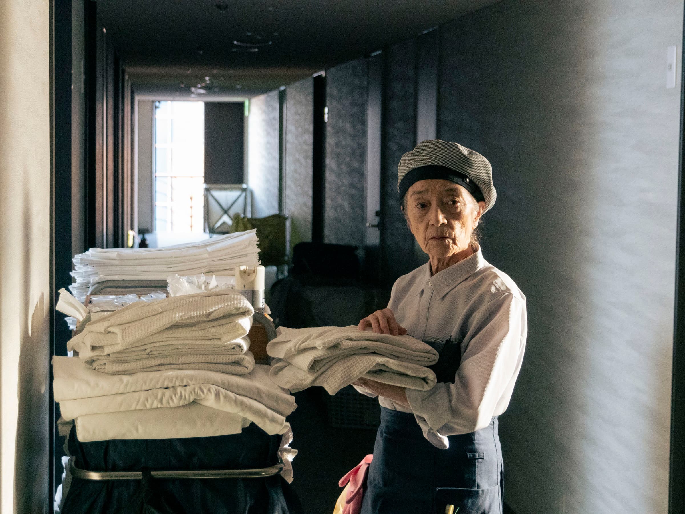倍賞千惠子飾演的阿道原先在飯店做清潔人員工作,靠自己賺取生活費。(天馬行空提供)