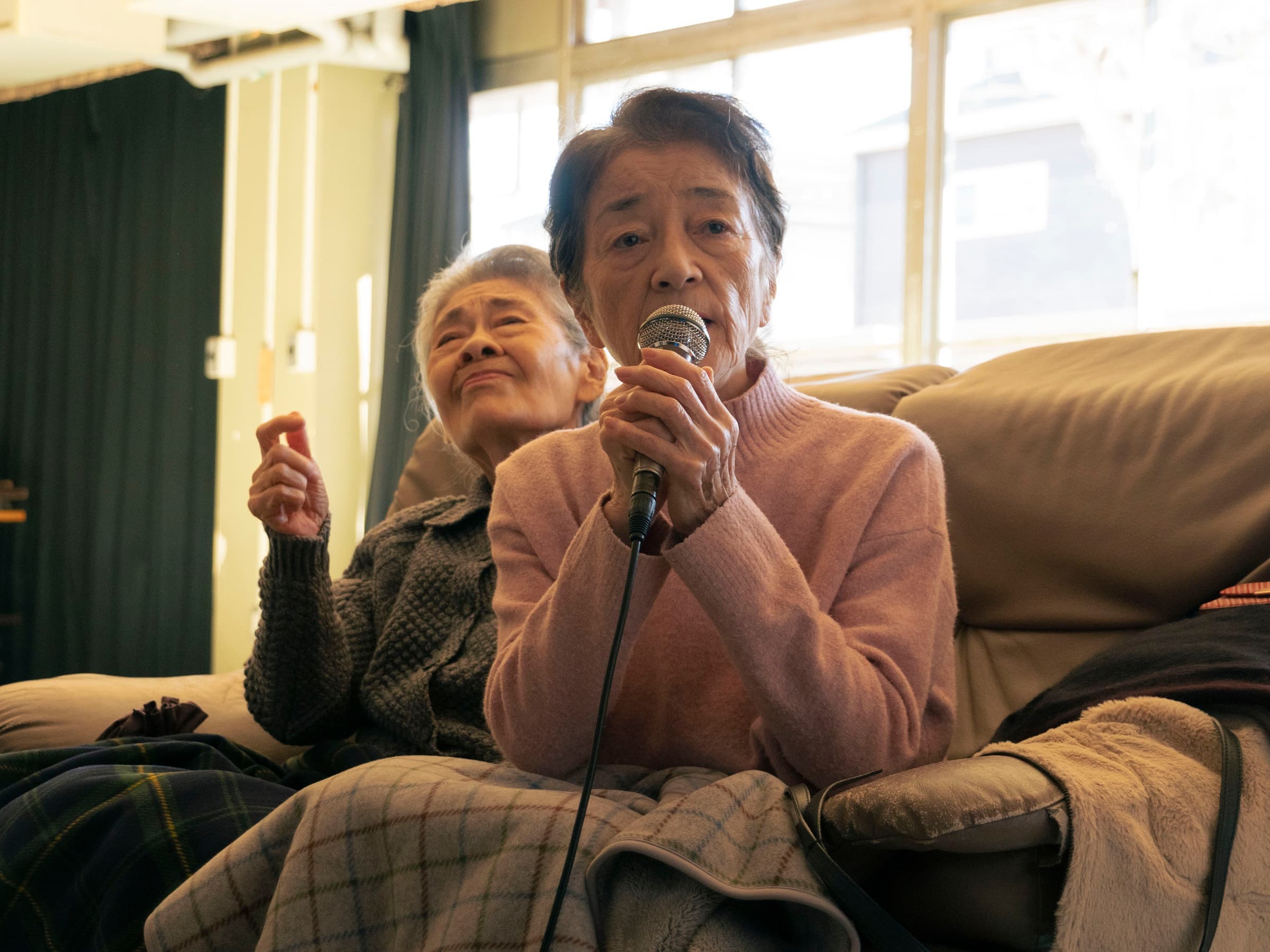 倍賞千惠子(右)是《七五計劃》編導早川千繪的不二人選,倍賞和早川見面後也立刻決定接演。(天馬行空提供)