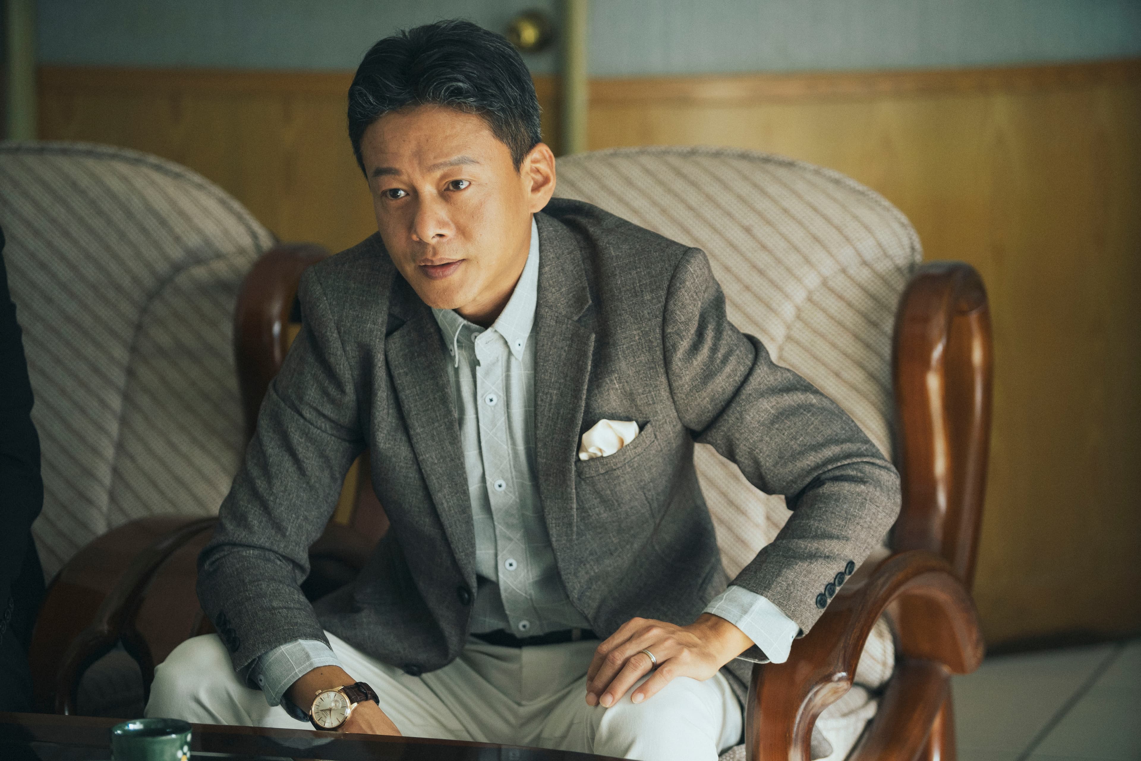 李康生難得飾演外表體面。內心卻十分邪惡的補教名師,利用童話故事哄騙女學生並加以性侵。(傳影互動)