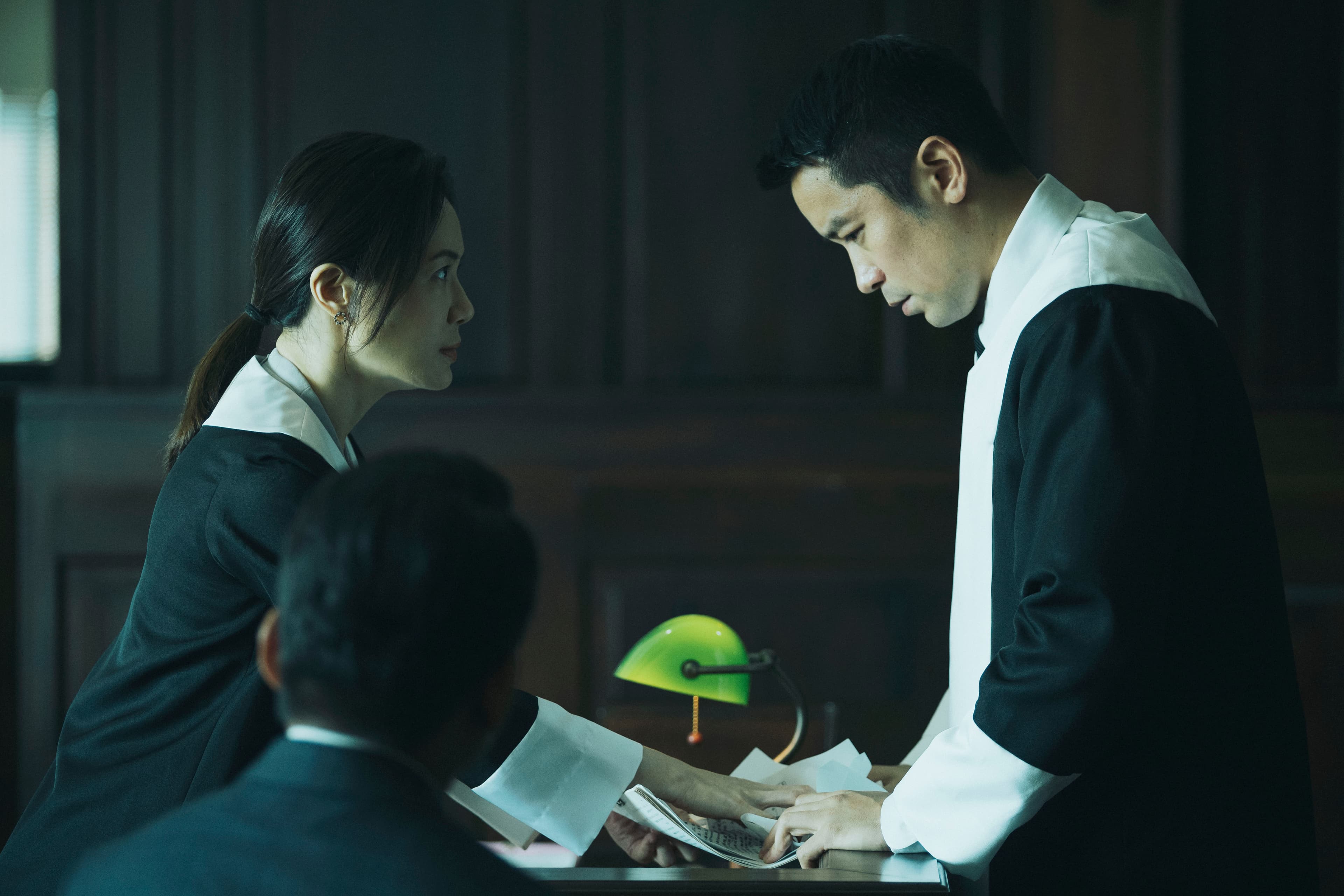 張孝全(右)與尹馨(左)接下為李康生辯護的任務,為求工作表現,一心想得到官司勝利。(傳影互動)